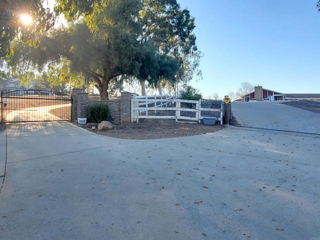 17910 Bluegrass Road, Ramona CA: https://media.crmls.org/mediaz/b26b1060-e8bd-408f-af78-3983a27309c1.jpg