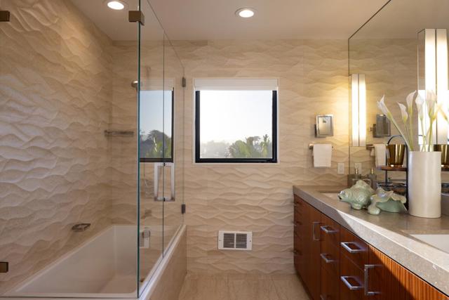 2900 E Cliff Drive, Santa Cruz CA: https://media.crmls.org/mediaz/b26b6793-7cae-4199-aa2f-7a34ab112978.jpg