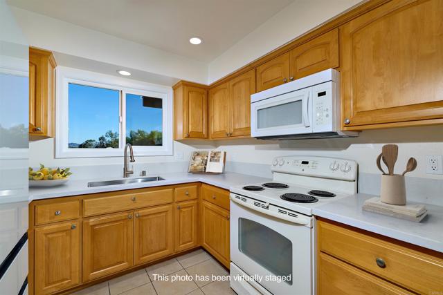 942 Royal Tern Way, Oceanside CA: https://media.crmls.org/mediaz/b26d246f-972e-4828-b050-974bd80e48fb.jpg