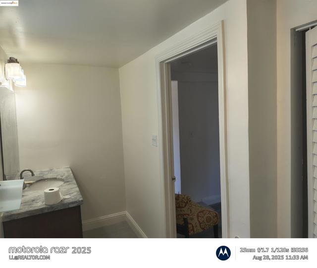 2820 LINDEN ST, Oakland CA: https://media.crmls.org/mediaz/b26da237-c643-4e47-9e4a-272aef68581f.jpg