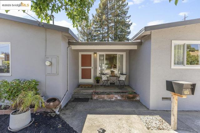 615 Manuel Dr, Novato CA: https://media.crmls.org/mediaz/b26fc2e7-7235-40f1-b074-51066928bba5.jpg