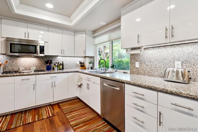 5979 Via Zurita, La Jolla CA: https://media.crmls.org/mediaz/b2706b3a-1d6f-4d98-ba1b-515b3abafbe1.jpg
