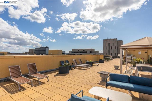 809 Clay St, Oakland CA: https://media.crmls.org/mediaz/b270a405-ef5c-4c09-94f3-9d1a0ed8ce2c.jpg