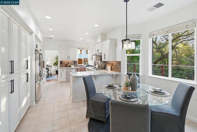 1975 Holly Creek Pl, Concord CA: https://media.crmls.org/mediaz/b270cd8b-1c28-49ac-834a-a0345ddb5d9c.jpg