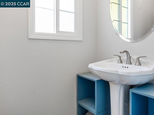 4430 Canyon Way, Martinez CA: https://media.crmls.org/mediaz/b270fb24-5c3f-47d6-8383-8c4873b331b0.jpg