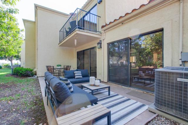 3160 Calle Viento, Carlsbad CA: https://media.crmls.org/mediaz/b2713889-2c37-4162-995c-dd41aea3bcbd.jpg