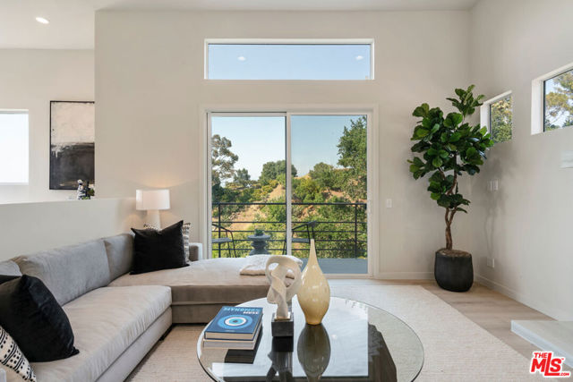 7209 Sunnydip Trail, Los Angeles CA: https://media.crmls.org/mediaz/b272febb-cfc2-4b2a-9227-2808524f5b77.jpg