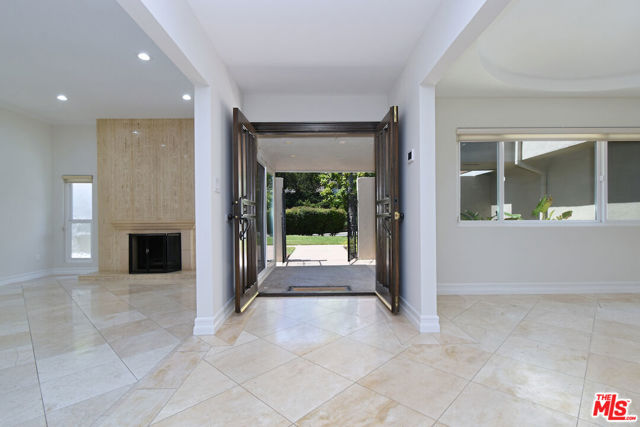 23637 Park Belmonte, Calabasas CA: https://media.crmls.org/mediaz/b2735aa2-0cbd-429a-861b-85b97dc9eb17.jpg