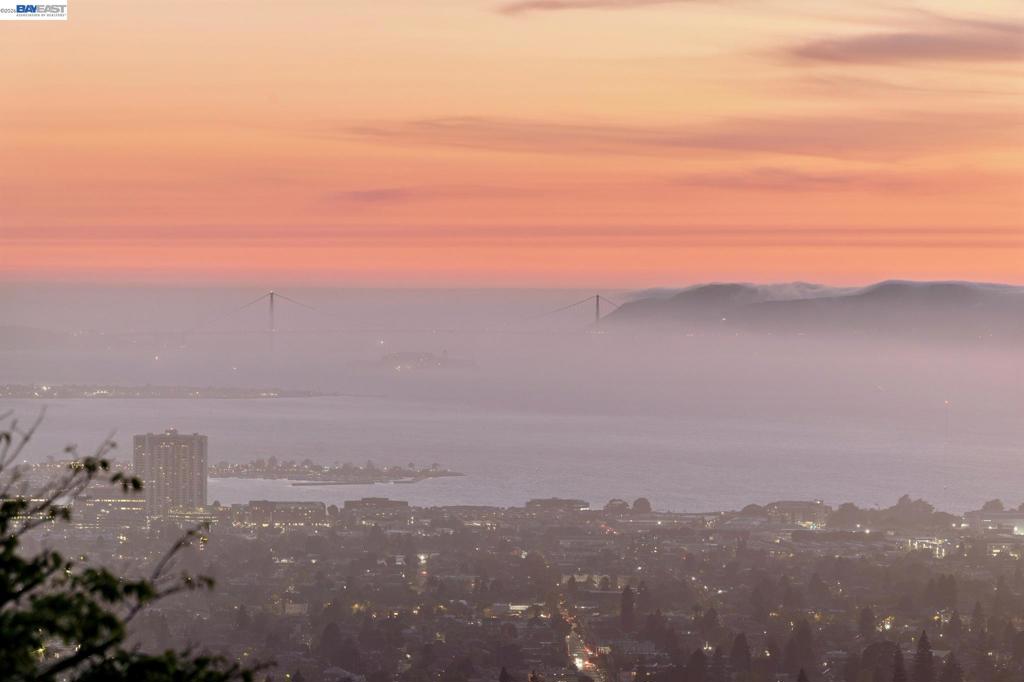 https://media.crmls.org/mediaz/b2744758-4fe7-478b-989f-51b15c0d08e1.jpg?preset=X-Large