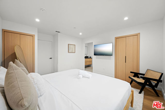 841 N Mccadden Pl, Los Angeles CA: https://media.crmls.org/mediaz/b27533c4-4b30-44a6-ac07-fd347f3161fb.jpg