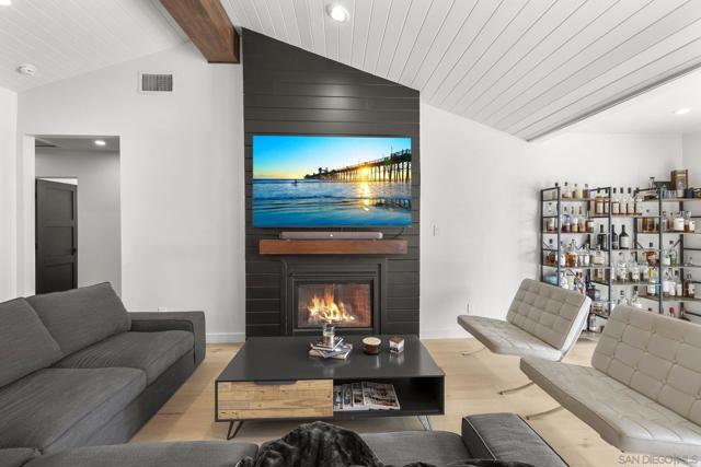 2146 Foster St, Oceanside CA: https://media.crmls.org/mediaz/b2755304-cfba-42fd-9ad5-602c7d2239fa.jpg