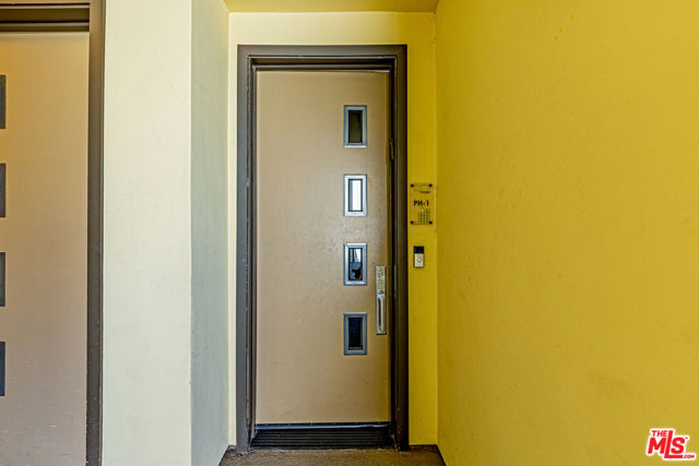 600 S Ridgeley Drive, Los Angeles CA: https://media.crmls.org/mediaz/b2761039-139b-47b2-bb61-d10e404ab092.jpg