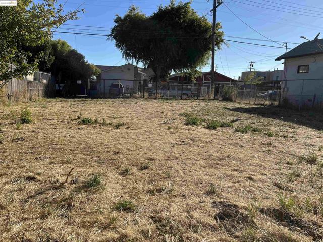 381 S 34Th St, Richmond CA: https://media.crmls.org/mediaz/b277818f-6d7e-44fa-8c74-de202de66223.jpg