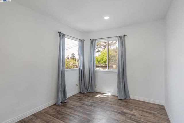 19975 JOHN DR, Castro Valley CA: https://media.crmls.org/mediaz/b2779102-55cd-4bdc-9e1c-2d58757707f5.jpg