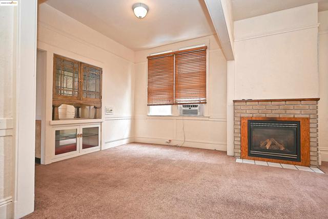 672 33Rd St, Oakland CA: https://media.crmls.org/mediaz/b277b136-1102-4aa3-a939-937c6346d4f3.jpg