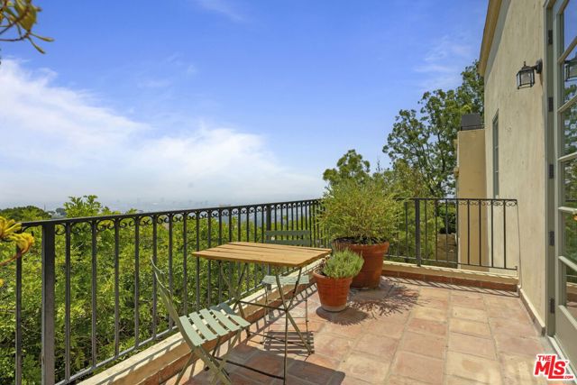 1634 Gilcrest Drive, Beverly Hills CA: https://media.crmls.org/mediaz/b277de18-e4ec-484e-82eb-03fa7812f4f5.jpg