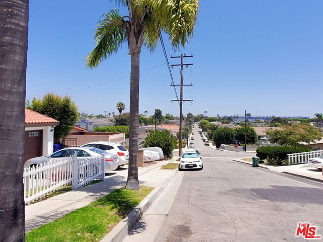 1643 5th Street, Manhattan Beach, California 90266, 4 Bedrooms Bedrooms, ,2 BathroomsBathrooms,Single Family Residence,For Sale,5th,24430795