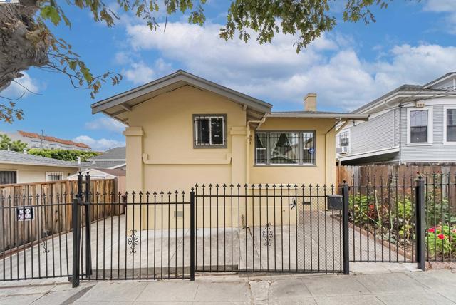 931 E 23Rd St, Oakland CA: https://media.crmls.org/mediaz/b279317d-dac1-401d-9aaf-6900e576eaee.jpg