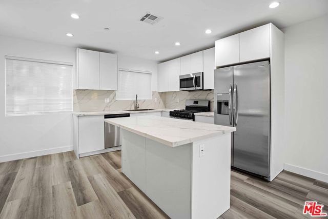 2125 S Rimpau Boulevard, Los Angeles CA: https://media.crmls.org/mediaz/b27a08c8-b339-4d99-8827-bf24c96af790.jpg