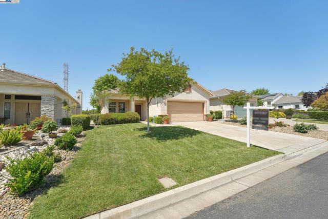 491 Central Park Pl, Brentwood CA: https://media.crmls.org/mediaz/b27aa027-bba0-4fa2-b757-9a7920d50906.jpg