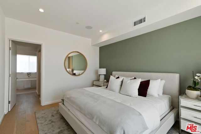 3807 S Verona Court, Los Angeles CA: https://media.crmls.org/mediaz/b27aa0bf-b992-41b9-98ce-d366526cf846.jpg