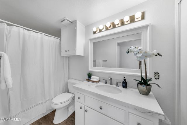 224 Oakleaf Drive, Thousand Oaks CA: https://media.crmls.org/mediaz/b27cc9e5-7bbd-47af-81ee-9fa7dbd6030c.jpg