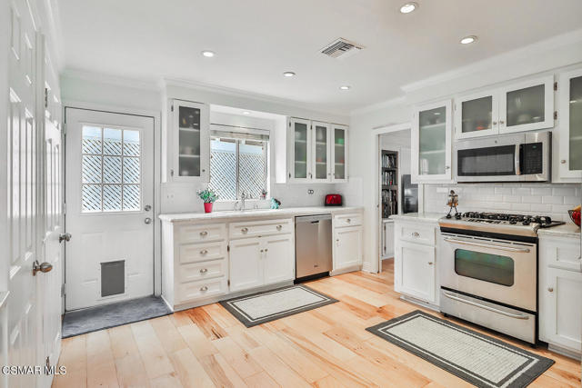 90 Sherwood Drive, Westlake Village CA: https://media.crmls.org/mediaz/b27d8f27-ca42-4265-b879-959713ca4a79.jpg
