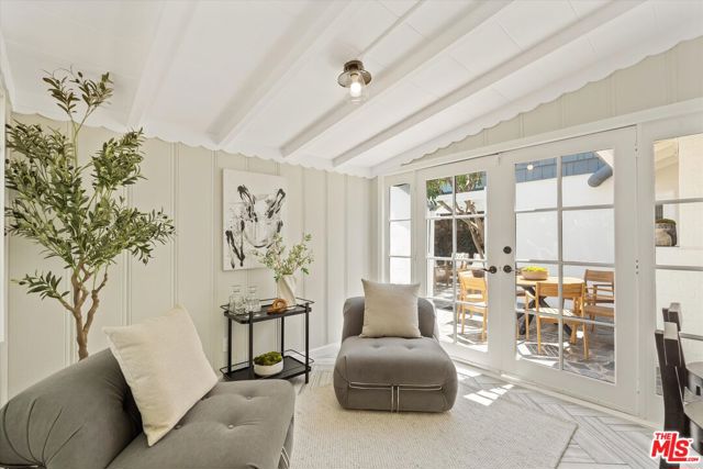 560 N Croft Avenue, West Hollywood CA: https://media.crmls.org/mediaz/b27e87ac-d710-4e96-8859-7be4352a5db7.jpg