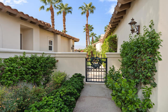 79953 Rancho La Quinta Drive, La Quinta CA: https://media.crmls.org/mediaz/b2806059-e3d8-4f05-b74e-6e7914ef4cd2.jpg