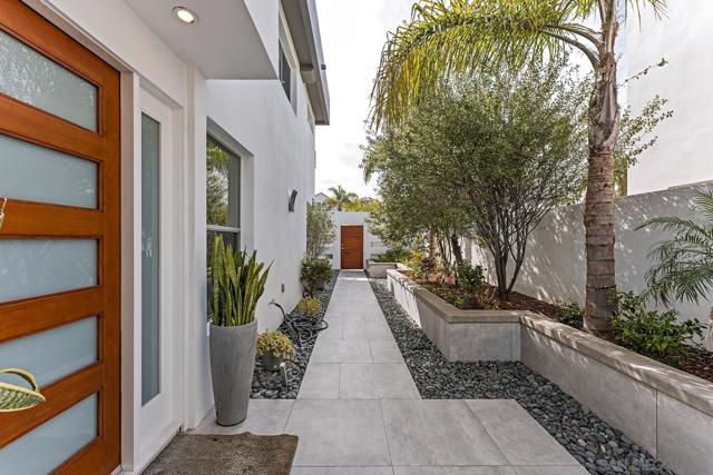 5 Spinnaker Way, Coronado CA: https://media.crmls.org/mediaz/b280e317-1e8e-483c-8ff5-f0cf918514cb.jpg