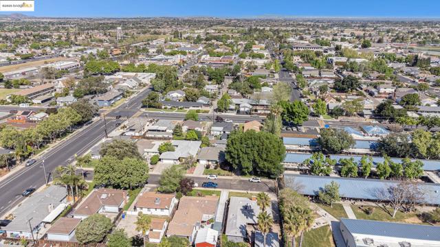 210 Delta Ave, Brentwood CA: https://media.crmls.org/mediaz/b280e9ee-64a9-4aa6-a5d1-dfac0357c120.jpg