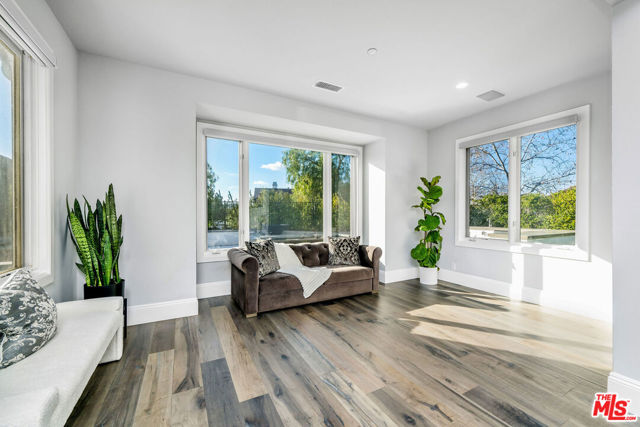 1 Falconridge Drive, Coto de Caza CA: https://media.crmls.org/mediaz/b281b965-8707-43ba-bec6-2cc493276d0d.jpg