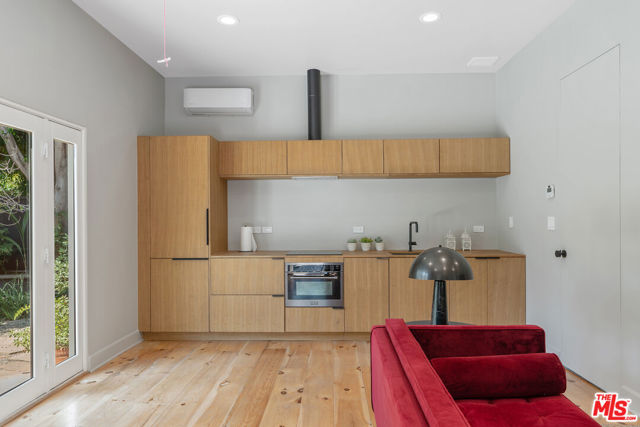 809 S Muirfield Road, Los Angeles CA: https://media.crmls.org/mediaz/b2830eea-8e0e-437e-8f60-e5fe7243463c.jpg