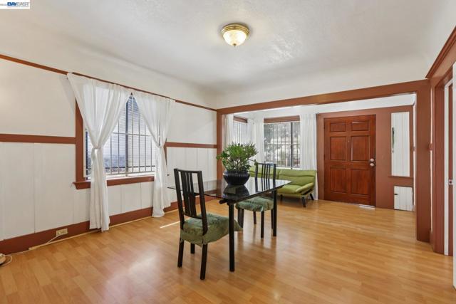 2514 21St Ave, Oakland CA: https://media.crmls.org/mediaz/b2831db4-4155-40d1-bd7f-67b1e0570c38.jpg