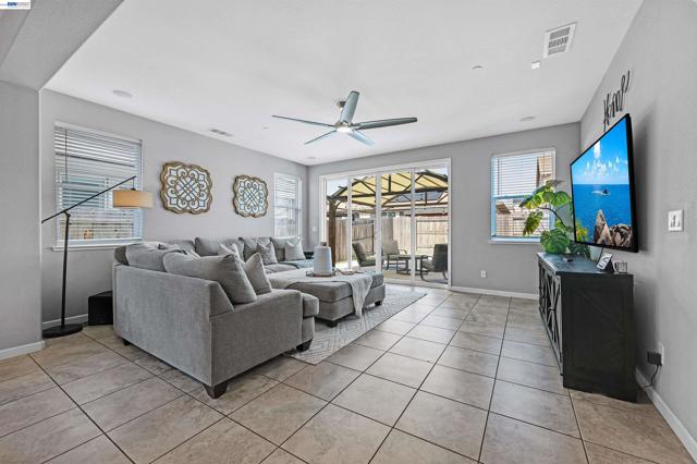 1589 Friendly St, Manteca CA: https://media.crmls.org/mediaz/b2834a88-54cf-4866-a12e-ece3efcf166b.jpg