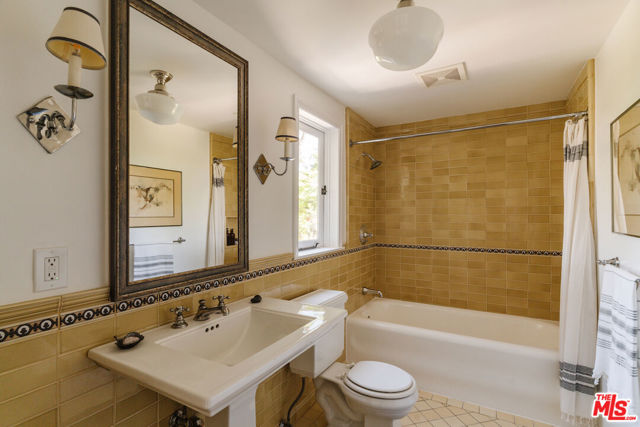 3744 Clayton Avenue, Los Angeles CA: https://media.crmls.org/mediaz/b283cf4b-184f-414a-ae64-5762f088dd81.jpg