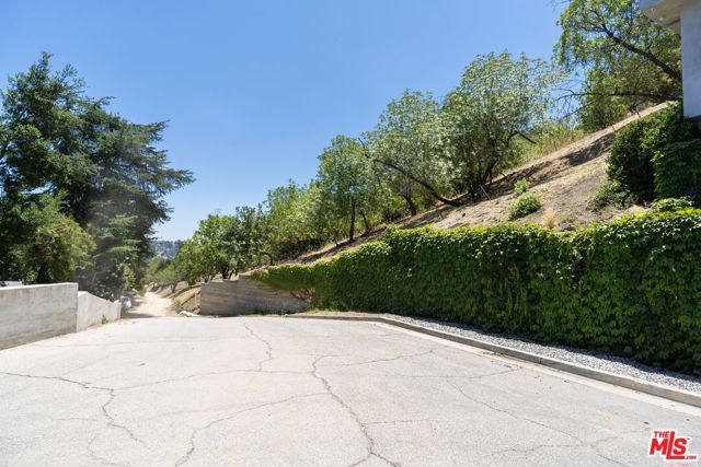 3995 Glenalbyn Drive, Los Angeles CA: https://media.crmls.org/mediaz/b284c7fc-1a22-4a6e-9f88-0980937f1e67.jpg