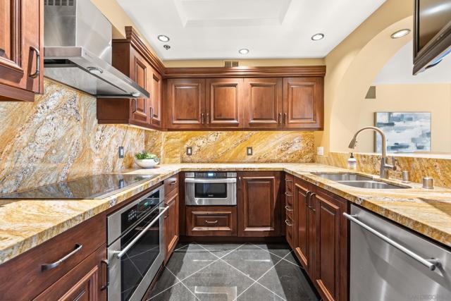 200 Harbor Dr, San Diego CA: https://media.crmls.org/mediaz/b284d2f0-a45e-4457-aa65-c50f5d30e37e.jpg