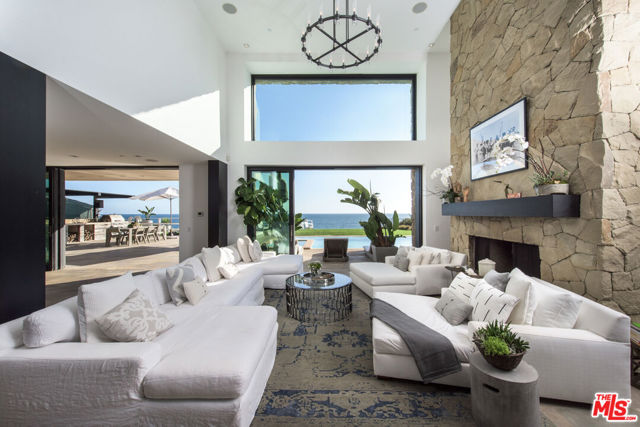 32852 Pacific Coast Highway, Malibu CA: https://media.crmls.org/mediaz/b286f054-633b-49e7-bed7-e58def4411c3.jpg