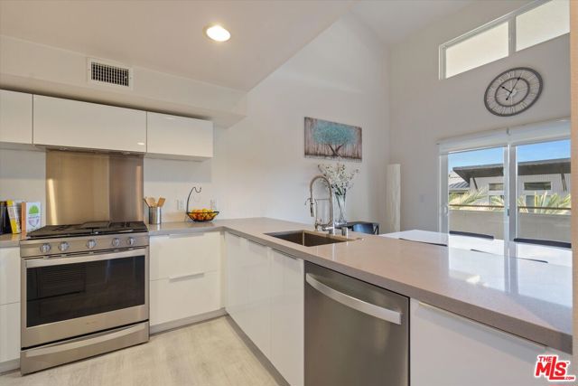 13200 Pacific Promenade, Playa Vista CA: https://media.crmls.org/mediaz/b286ffa7-4c26-4281-9bed-211506d32365.jpg