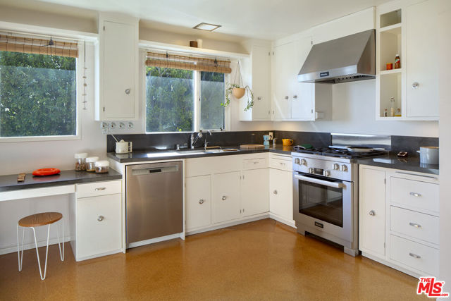7400 Pyramid Place, Los Angeles CA: https://media.crmls.org/mediaz/b287e6eb-f07b-43c8-8b59-b4b35f6492f3.jpg