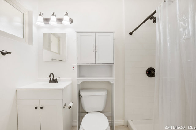 8365 Lake Adlon DR, San Diego CA: https://media.crmls.org/mediaz/b2885b98-4521-4748-b6dd-6c91ca30f5fb.jpg