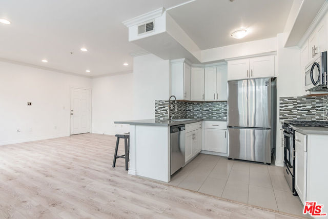 300 East Providencia Avenue, 103 photo 5