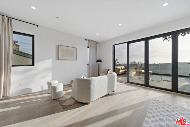 812 W Avenue 37, Los Angeles CA: https://media.crmls.org/mediaz/b28946e6-d4fc-4e1f-a3c3-b576c7bffdd8.jpg