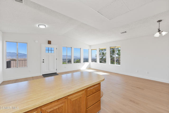1140 San Clemente Way, Camarillo CA: https://media.crmls.org/mediaz/b28990a6-6e32-43ee-b891-4f3e9ee33535.jpg