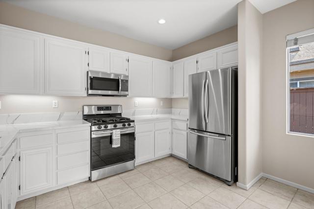 Detail Gallery Image 10 of 39 For 638 Sumner Way #2,  Oceanside,  CA 92058 - 4 Beds | 2/1 Baths