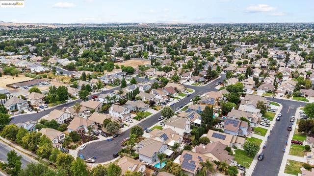 20 Goldmeadow Ct, Brentwood CA: https://media.crmls.org/mediaz/b28bd072-06e9-4898-b266-42caf5763ef3.jpg