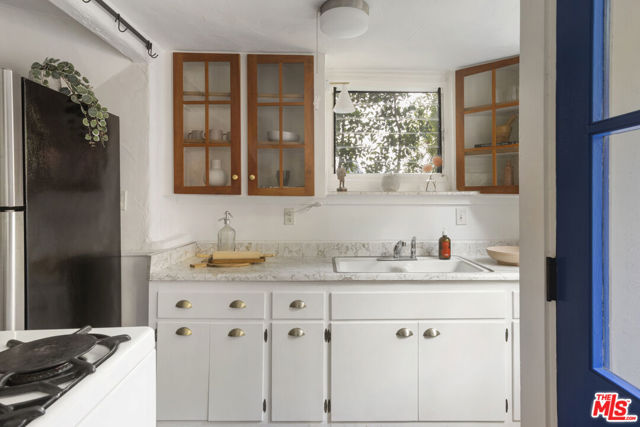 10411 Quito Lane, Los Angeles CA: https://media.crmls.org/mediaz/b28ccfd9-e061-43b9-9064-9324f6df9850.jpg