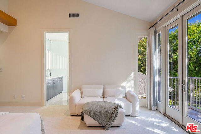 10148 Angelo Circle, Beverly Hills CA: https://media.crmls.org/mediaz/b28d0151-bbb3-4c52-984b-e95db324656b.jpg