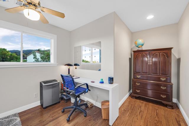 7872 Meadowbrook Ct, Pleasanton CA: https://media.crmls.org/mediaz/b28db8ad-802a-409d-927b-ebfb66ba972b.jpg